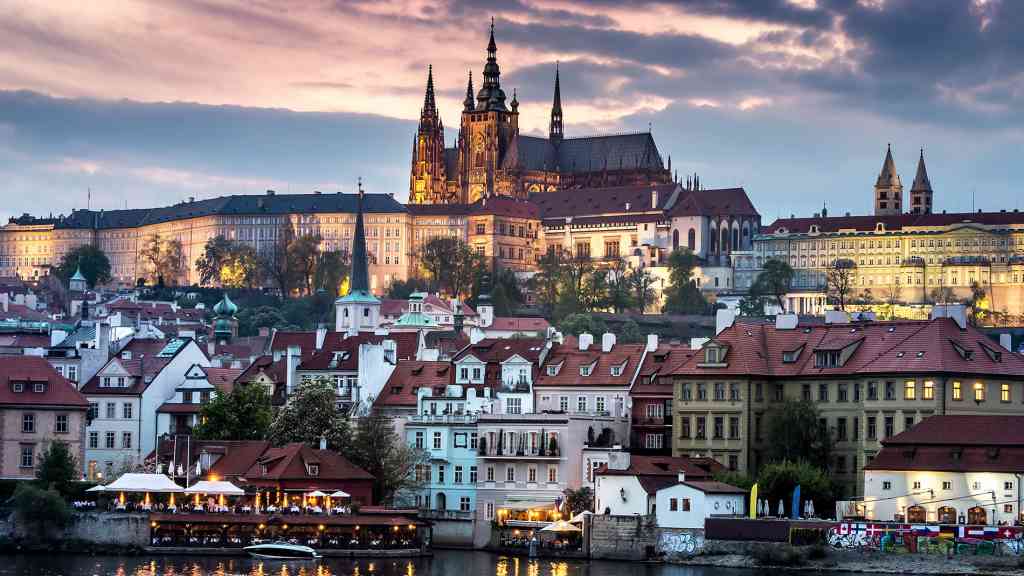 Praha, Česká republika – Byl jsem nadšený z návštěvy Prahy, města, které jsem chtěl již dávno navštívit. V tomto videu se vydáme na ultimátní prohlídku Prahy s českým jídlem.