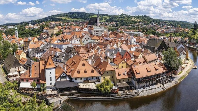 První písemné záznamy o Českém Krumlově jsou datovány rokem 1253. Výhodná poloha města poblíž řeky Vltavy lákala mnohé národy, a tak zde pobývali v mladší době železné Keltové, Slované pak přišli do této oblasti v 6. století.