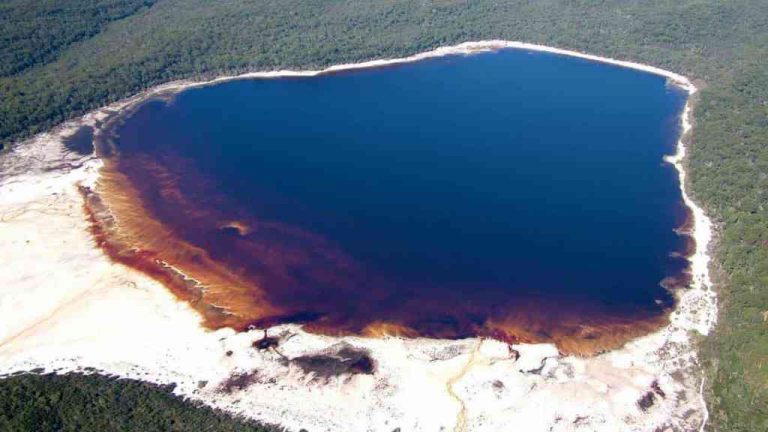 Největší louže na světě – toto označení souvisí i se skutečností, jak jezero Boomanjin vzniklo. Tedy zatopením prohlubní v dunách dešťovou vodou. Ta je zadržována díky tenké vrstvě organických usazenin na dně jezera.