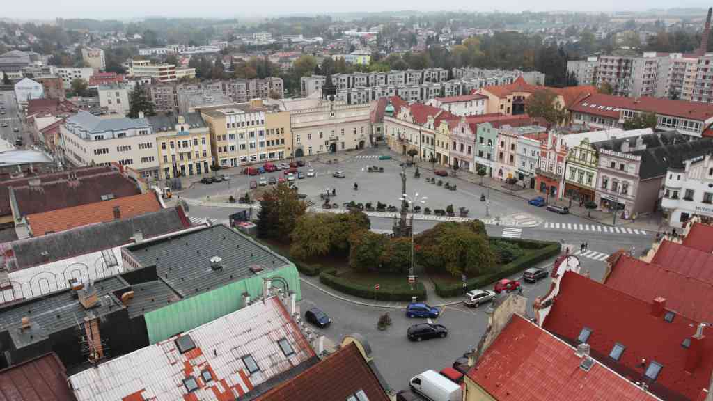 Havlíčkův Brod, zachycen VHS kamerou v roce 1994, kdy náměstí bylo zelené, plné stromů. Kdy jste mohli odpočívat ve stínu pod korunami stromů.