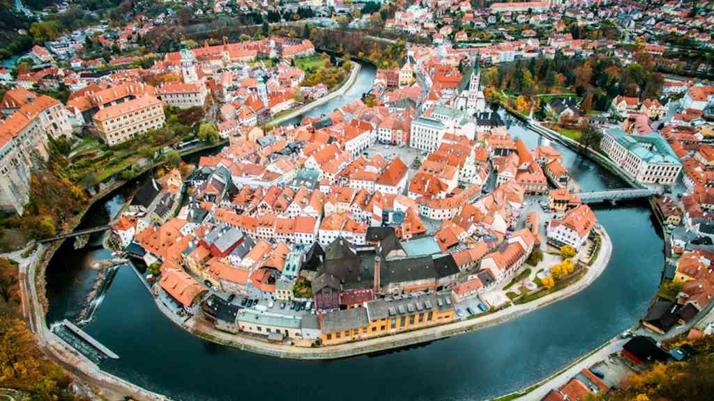 Český Krumlov v Jihočeském kraji je prastarý. Nejstarší zmínka pochází z pera štýrského básníka Oldřicha z Lichtenštejna. Ten opěvuje jeho půvaby v básni Frauendienst, jež vznikla někdy kolem roku 1240. Po něm tak učinili mnozí další.