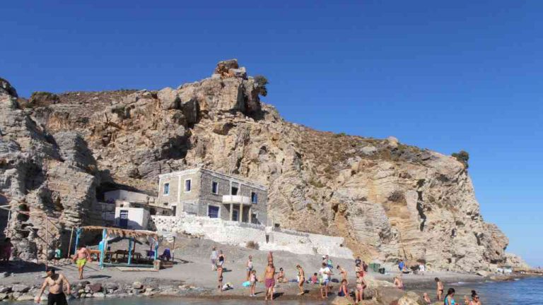 Paralia Thermes (neboli Therma Beach, Empros Thermes či Embros Thermes) se nalézá pouhé 3 km jihozápadně od známého letoviska Agios Fokas, 8 km od Psalidi, 12 km od hlavního města Kos, 14 km od Lambi a 22 km od Tigaki.