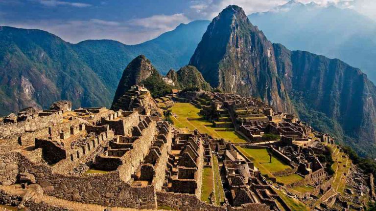 Machu Picchu, záhadné ztracené město Inků, je jedním z nejzáhadnějších a nejkrásnějších archeologických nalezišť na světě.