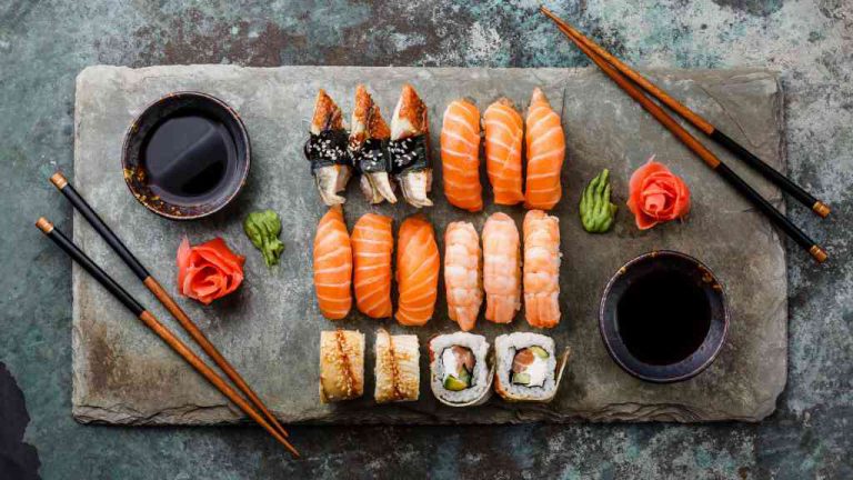 Sushi, jedinečná a umělecky vytvořená pochoutka, má své kořeny v Japonsku, ale dnes se těší oblibě po celém světě.