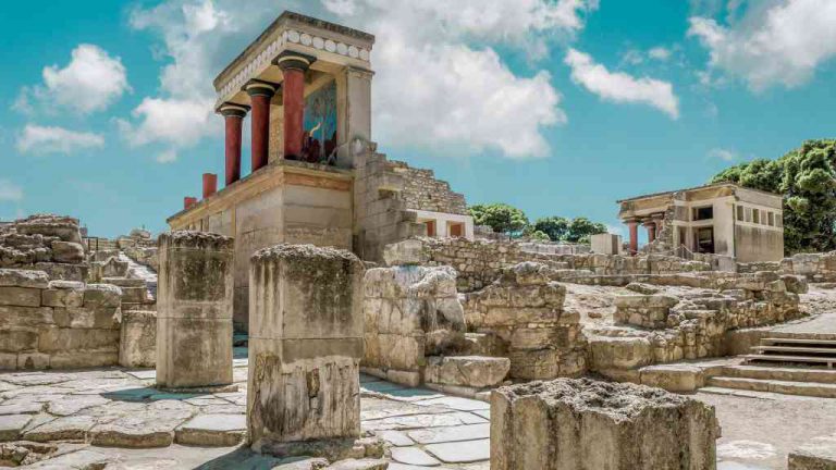 Knóssos, někdy nazývaný Knossos, je jednou z nejvýznamnějších archeologických lokalit v Řecku a střediskem minojské civilizace, která dominovala Krétě v období od přibližně 2700 př. n. l. do 1450 př. n. l. Knóssos je proslulé svými monumentálními paláci a tajemnými freskami, které poskytují vzácný pohled do starověké minojské kultury.