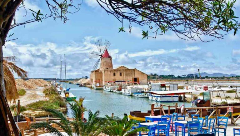 Marsala, italské město nacházející se na západním pobřeží Sicílie, je jedním z pokladů této slunné italské ostrovní destinace.