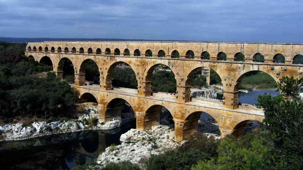 Pont du Gard je ohromující technický a architektonický zázrak starověkého Říma, který dodnes vyvolává úžas a obdiv u návštěvníků z celého světa.